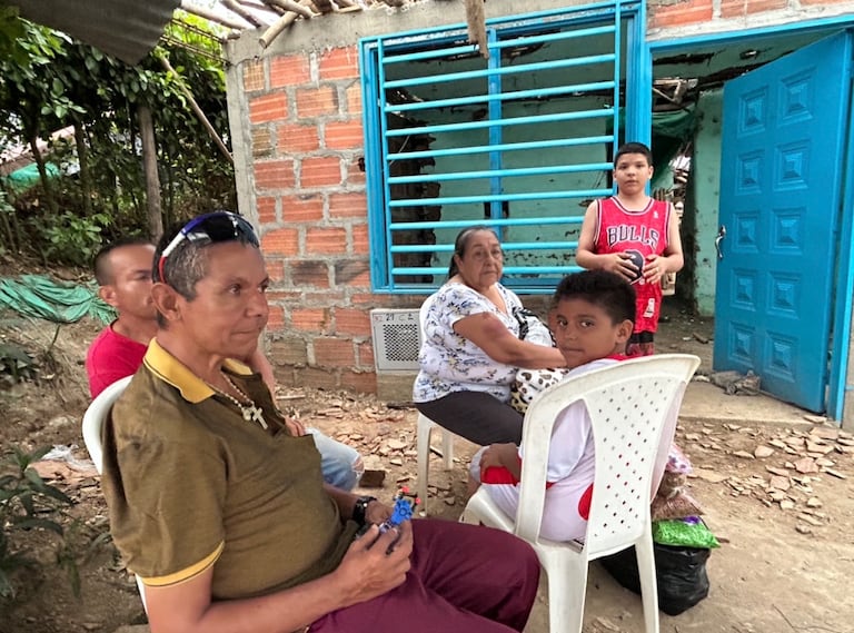 María Idalí Guzmán perdió su casa. El fin de semana posterior al sismo esperaba sentada, junto sus hijos y nietos, ayudas a las afueras de su casa.