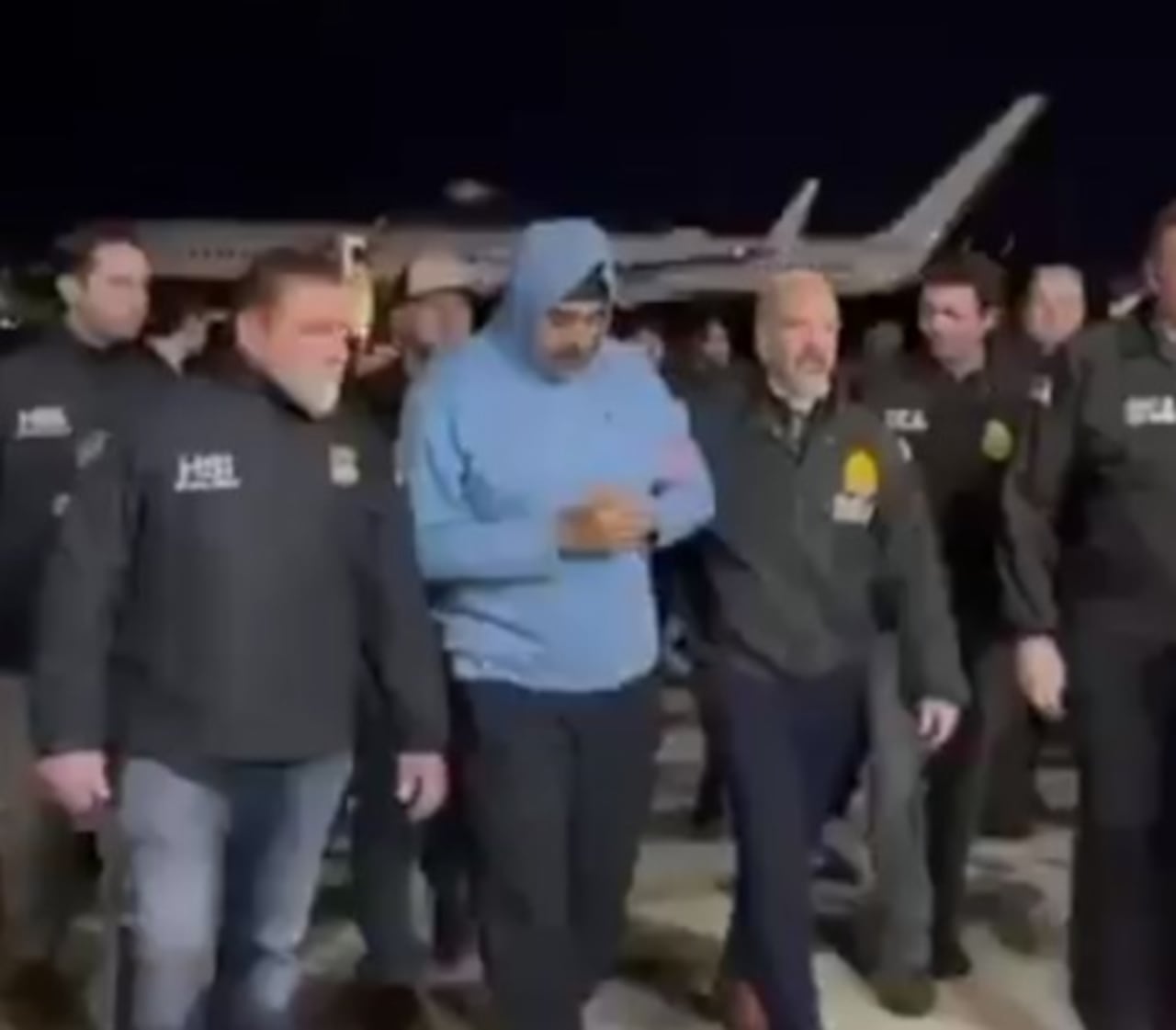 Esta es una de las primeras imágenes de Nicolás Maduro después de llegar a Nueva York, escoltado por un grupo de oficiales norteamericanos.