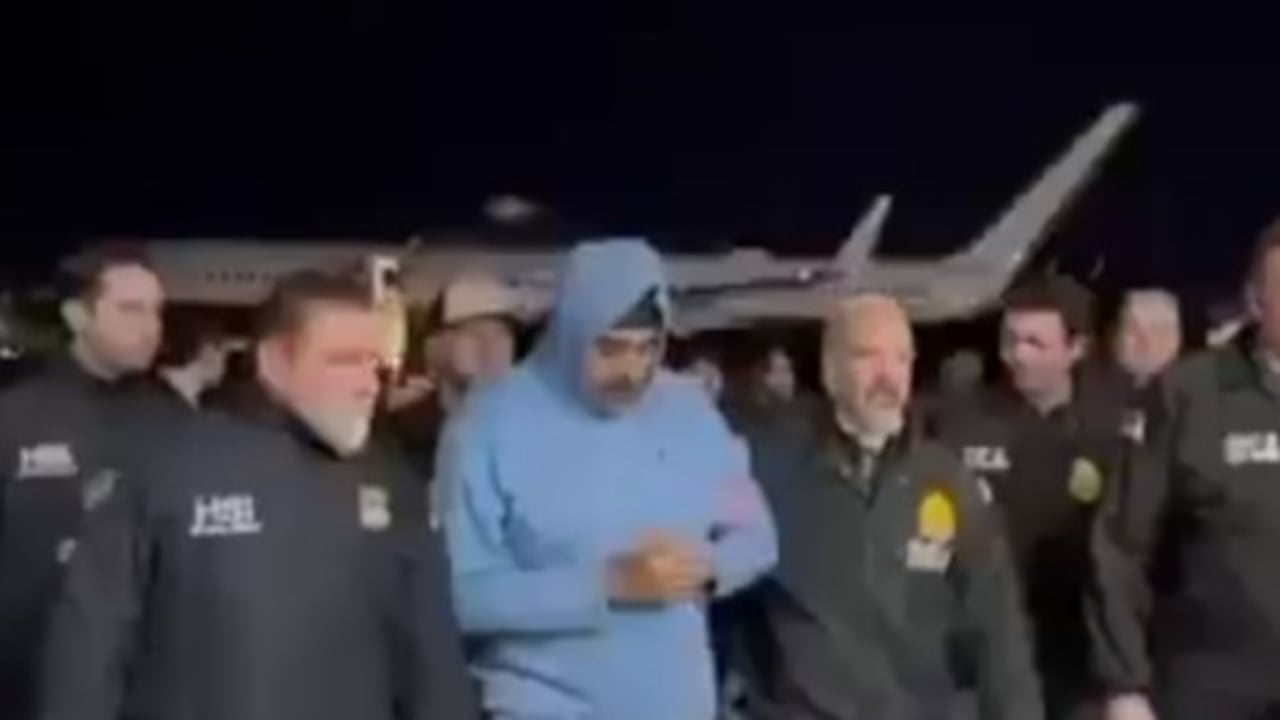 Esta es una de las primeras imágenes de Nicolás Maduro después de llegar a Nueva York, escoltado por un grupo de oficiales norteamericanos.