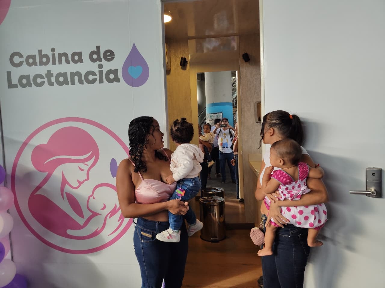 La cabina de lactancia en la estación del MIO Unidad Deportiva ofrece espacios seguros y atención en salud mental para madres.