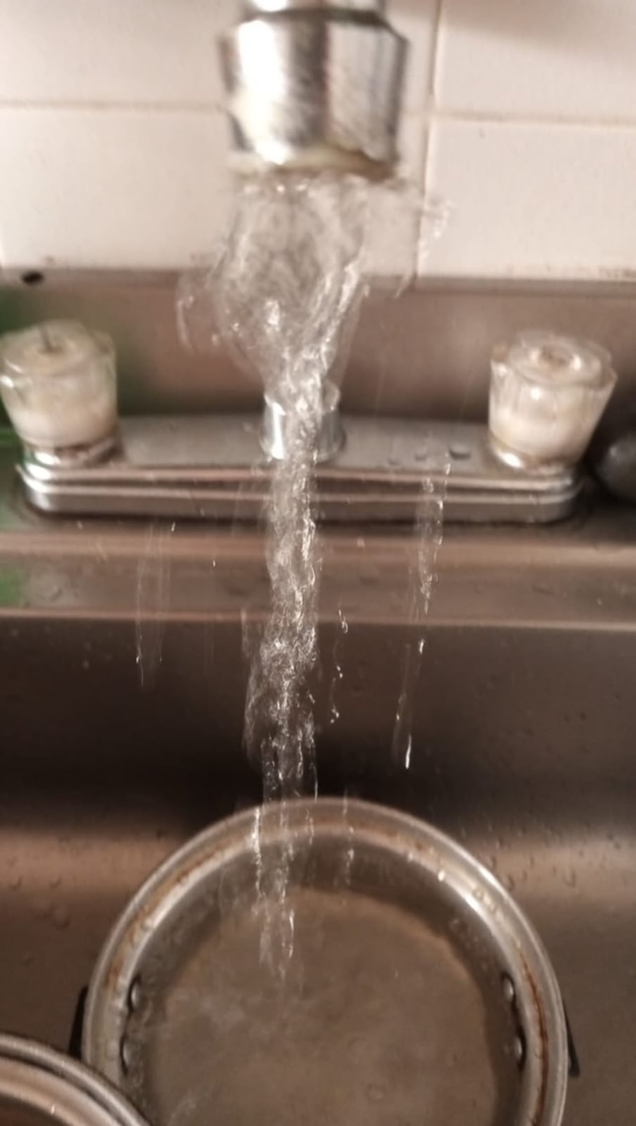 Habitantes de Riberas del Rosario, en Alfaguara, aseguran que la baja presión del agua se mantiene desde hace más de un año y afecta el suministro en las viviendas.