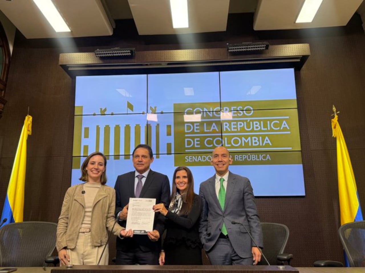 Honorio Henríquez y la congresista Julia Correa radican iniciativa para reactivar el turismo y brindar alivios tributarios a los municipios afectados por el terremoto.