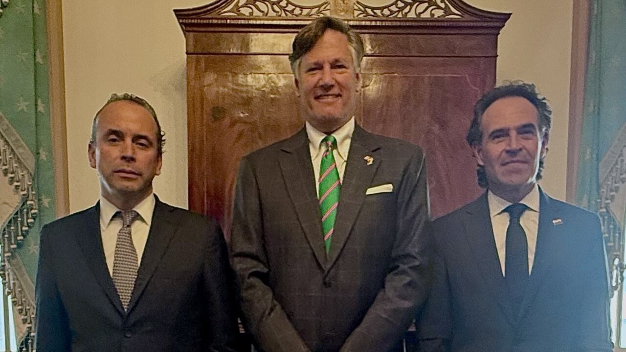 El subsecretario de Estados Unidos, Christopher Landau, junto a los alcaldes de Cali y Medellín, Alejandro Eder y Federico Gutiérrez.