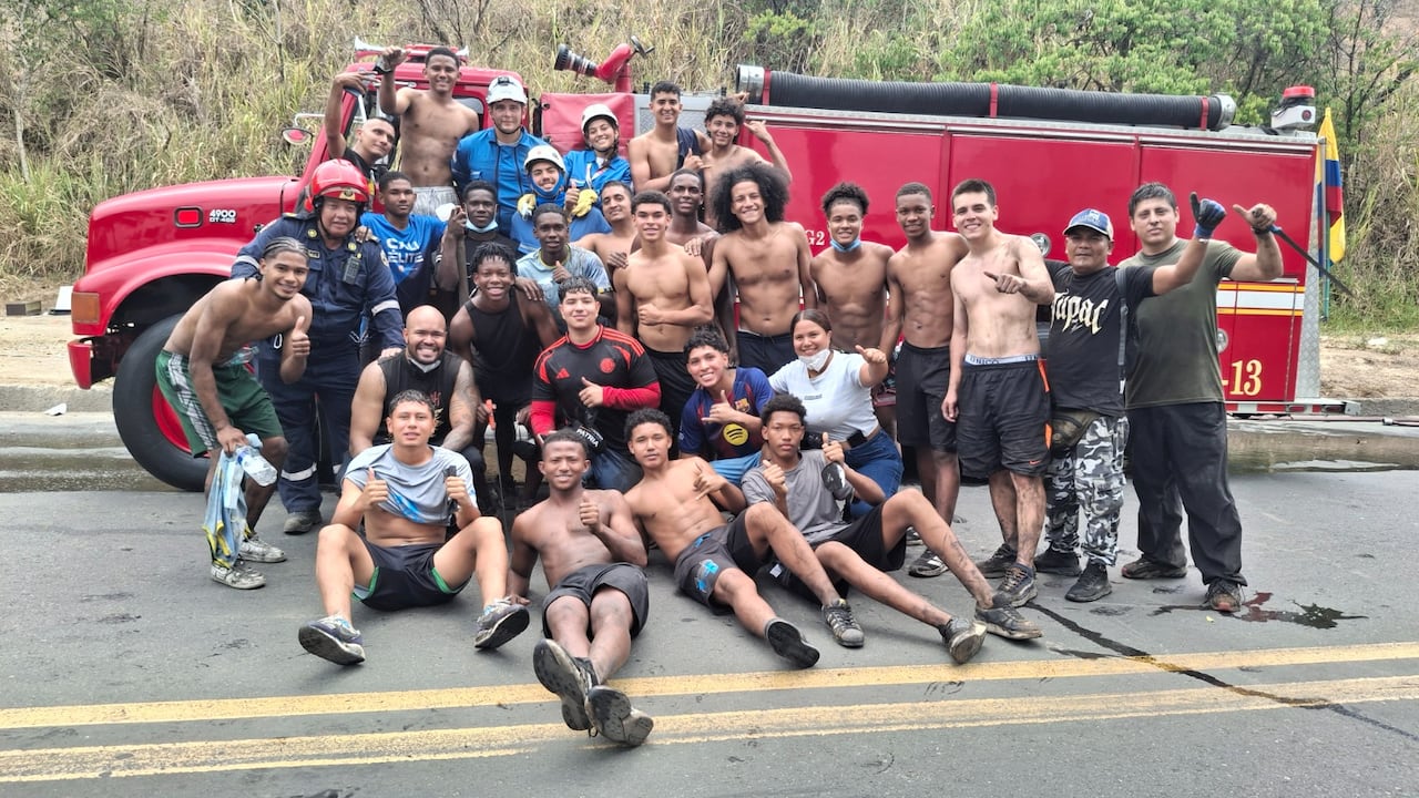Integrantes del Club Ciclones se unieron a los cuerpos de socorro durante el incendio forestal en los Cerros de Cali.