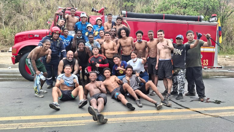 Integrantes del Club Ciclones se unieron a los cuerpos de socorro durante el incendio forestal en los Cerros de Cali.