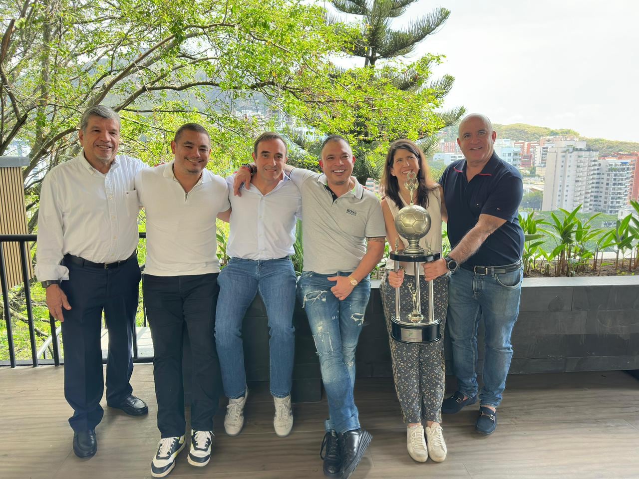 Parte del Comité Ejecutivo del Deportivo Cali junto con el Comité de Transición de IDC Network.