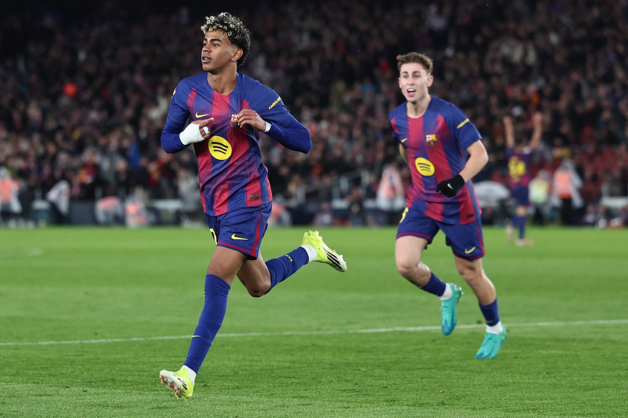El delantero español #10 del Barcelona, Lamine Yamal, celebra el tercer gol de su equipo con el centrocampista español #16 del Barcelona, Fermín López (R), durante el partido de fútbol de la liga española entre el FC Barcelona y el Real Oviedo en el Estadio Camp Nou en Barcelona el 25 de enero de 2026. (Foto de Josep LAGO / AFP)