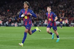 El delantero español #10 del Barcelona, Lamine Yamal, celebra el tercer gol de su equipo con el centrocampista español #16 del Barcelona, Fermín López (R), durante el partido de fútbol de la liga española entre el FC Barcelona y el Real Oviedo en el Estadio Camp Nou en Barcelona el 25 de enero de 2026. (Foto de Josep LAGO / AFP)