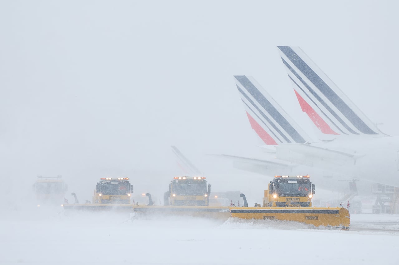 Aviones de Air France en la pista mientras las máquinas quitanieves limpian las pistas tras las fuertes nevadas que provocaron la cancelación de vuelos en el aeropuerto de Orly, al sur de París, el 7 de enero de 2026.