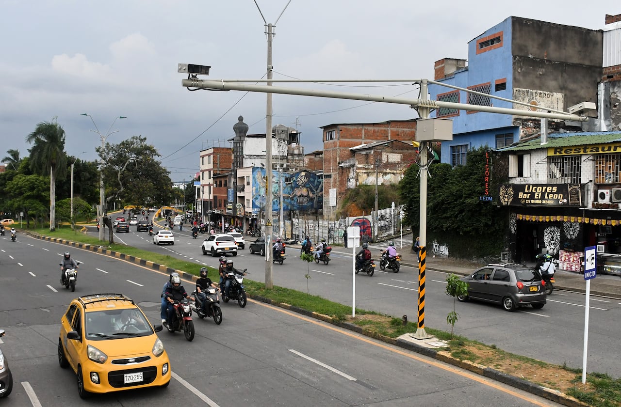 Cali: Instalación de nuevas cámaras de fotomultas en las diferentes vías de la ciudad. Foto José L. Guzmán
