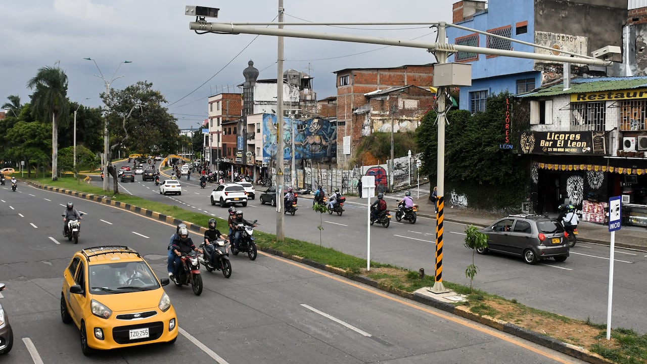 Cali: Instalación de nuevas cámaras de fotomultas en las diferentes vías de la ciudad. Foto José L. Guzmán
