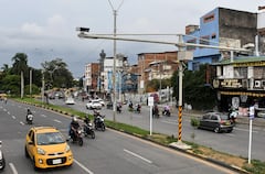 Cali: Instalación de nuevas cámaras de fotomultas en las diferentes vías de la ciudad. Foto José L. Guzmán