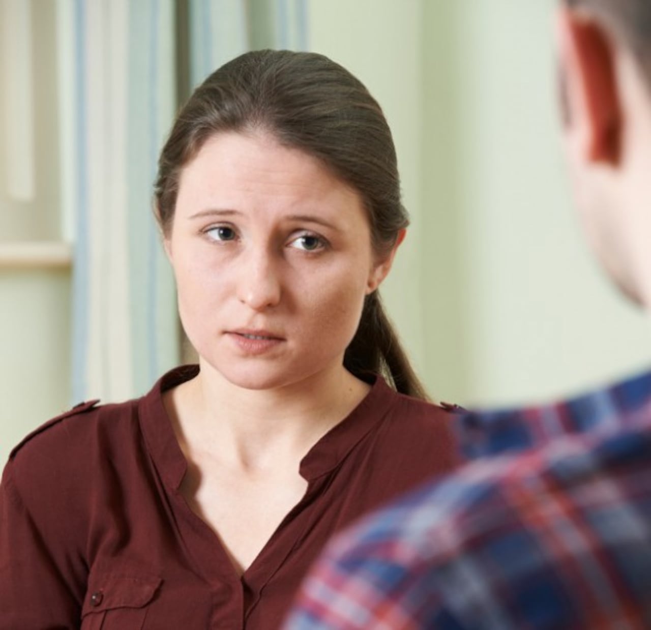 La soltería prolongada durante la adultez emergente se asocia con riesgos relevantes para la satisfacción con la vida y la salud emocional, según estudio.