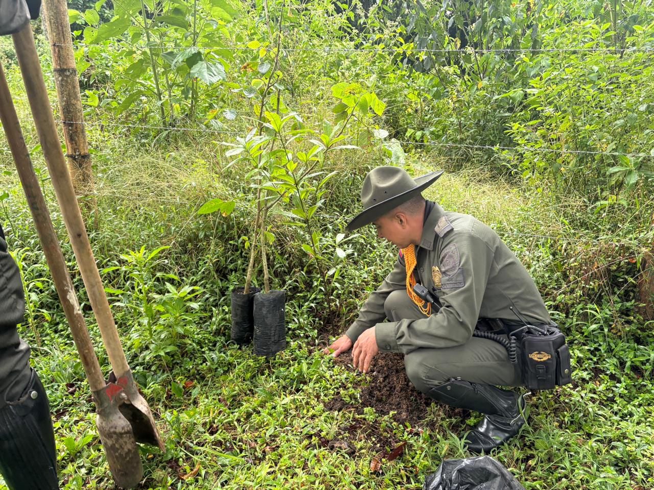 Integrantes de la Policía adelantaron una jornada de Protección Humedales en Popayán, Cauca.
