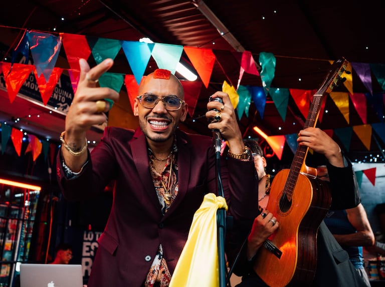 Fer Ariza presenta ‘Tributo Parrandero Vol. 1’, un álbum que rinde homenaje a los grandes clásicos de la música decembrina colombiana