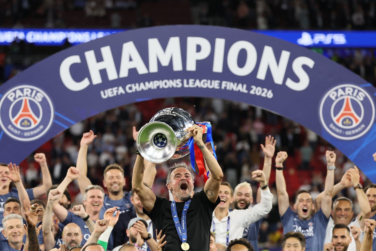 El técnico español del Paris Saint-Germain, Luis Enrique, levanta el trofeo tras la victoria en la final de la Liga de Campeones de la UEFA entre el Paris Saint-Germain (PSG) y el Arsenal FC en el Puskás Arena de Budapest el 30 de mayo de 2026. (Foto de Odd ANDERSEN / AFP)