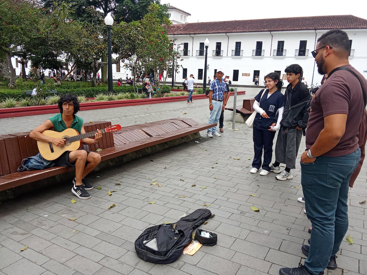Fernando Ducato interpreta clásicos del rock en español en el Parque Caldas, donde cada mañana convierte una banca en su escenario, sus presentaciones son pequeños conciertos.