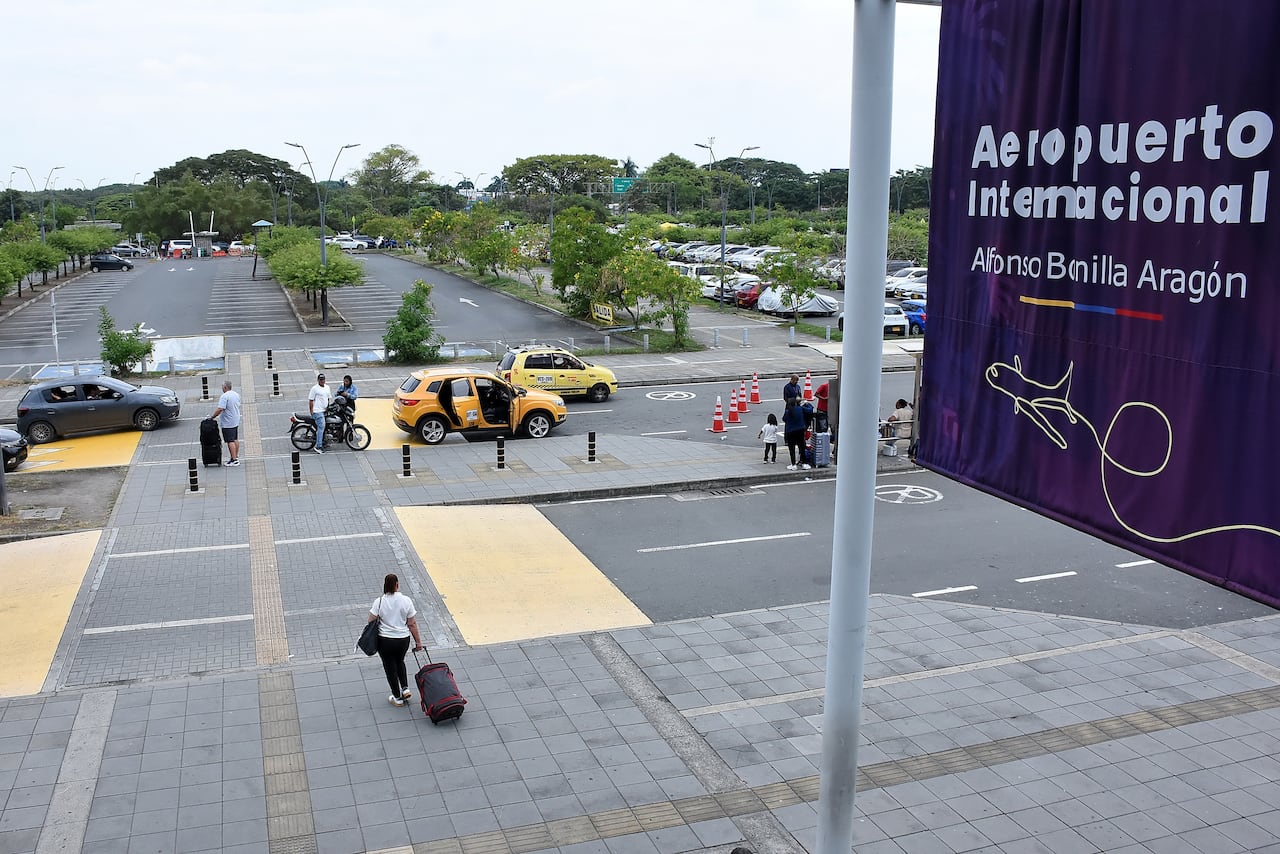 Parqueaderos Aeropuerto Alfonso Bonilla Aragón.