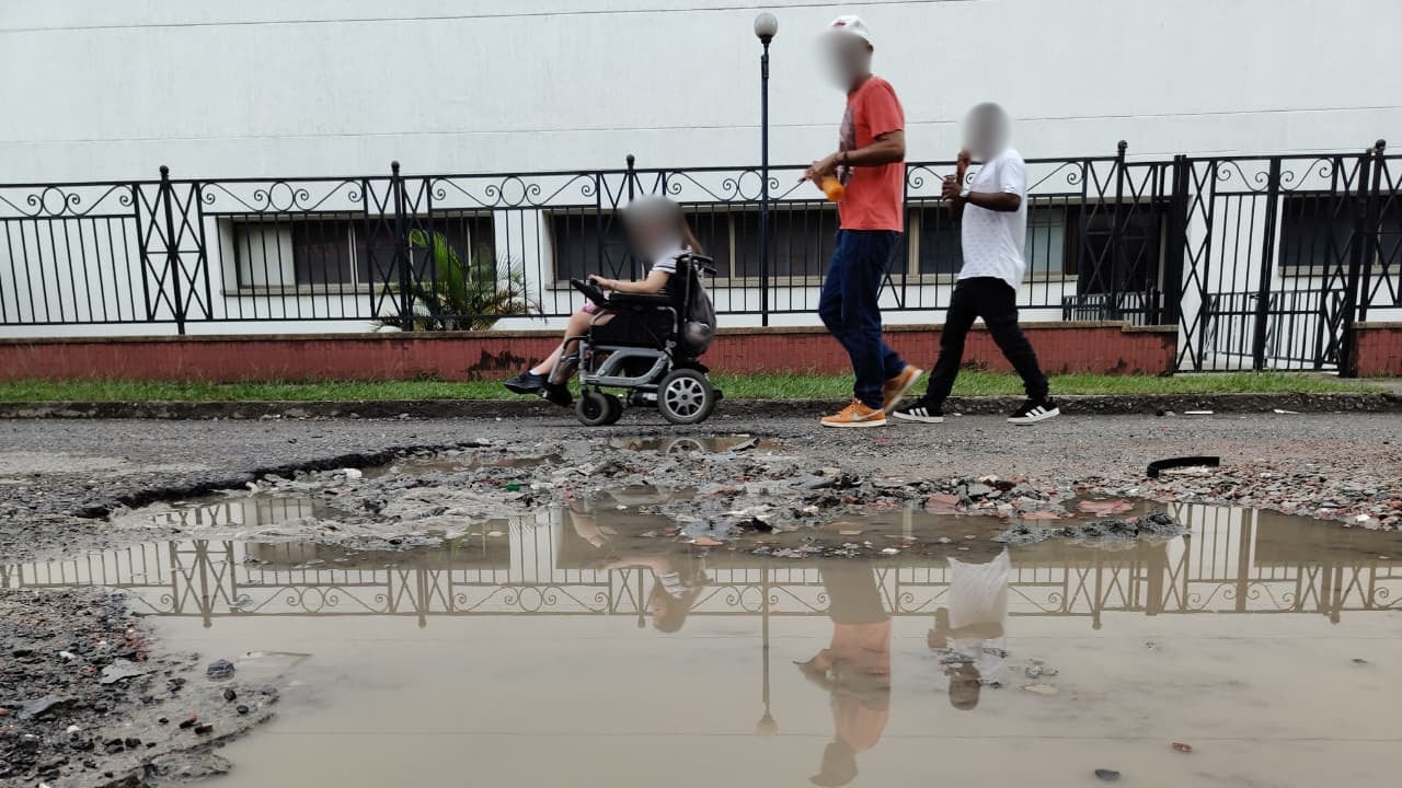 Huecos y deterioro en la malla vial de la Carrera 44 con calle 9C-18, en el sur de Cali, afectan la movilidad de conductores y peatones en el sector.