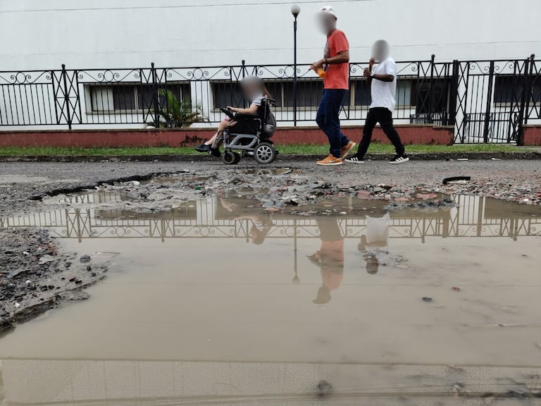 Huecos y deterioro en la malla vial de la Carrera 44 con calle 9C-18, en el sur de Cali, afectan la movilidad de conductores y peatones en el sector.