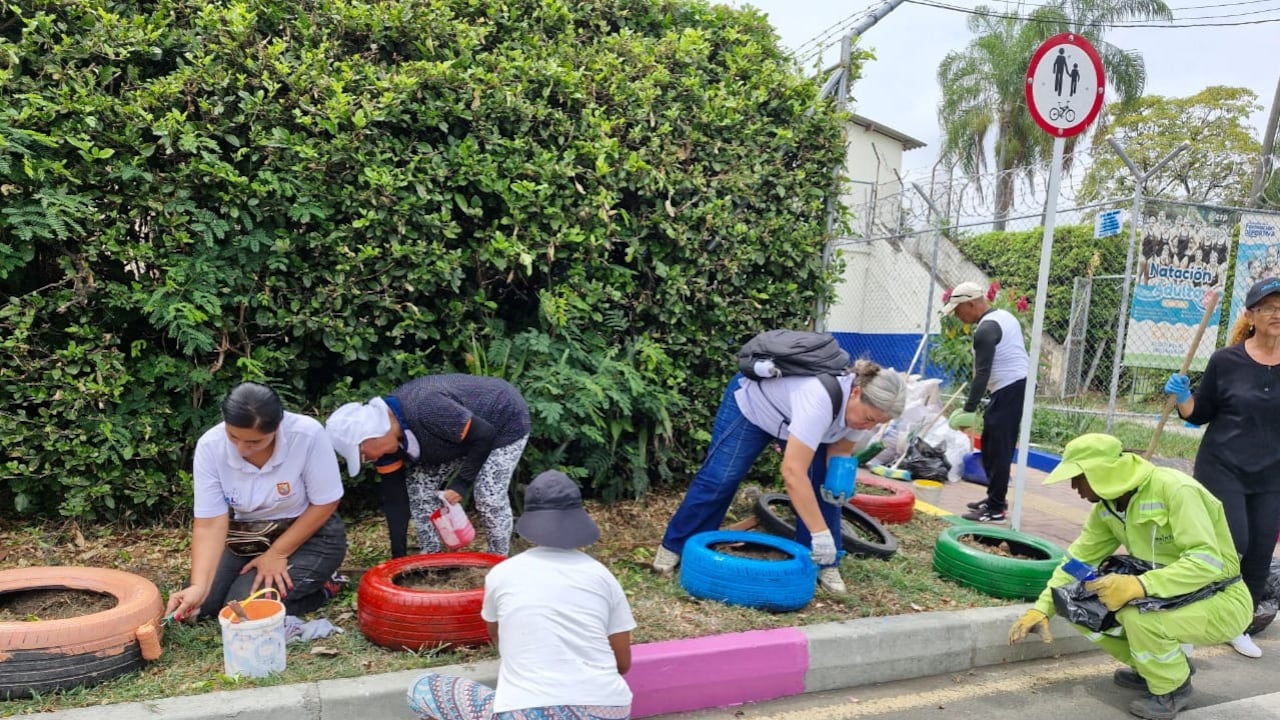 Las labores de pintura y adecuación devolvieron una nueva imagen al acceso de la Unidad Recreativa San Luis, fortaleciendo el sentido de pertenencia de la comunidad.
