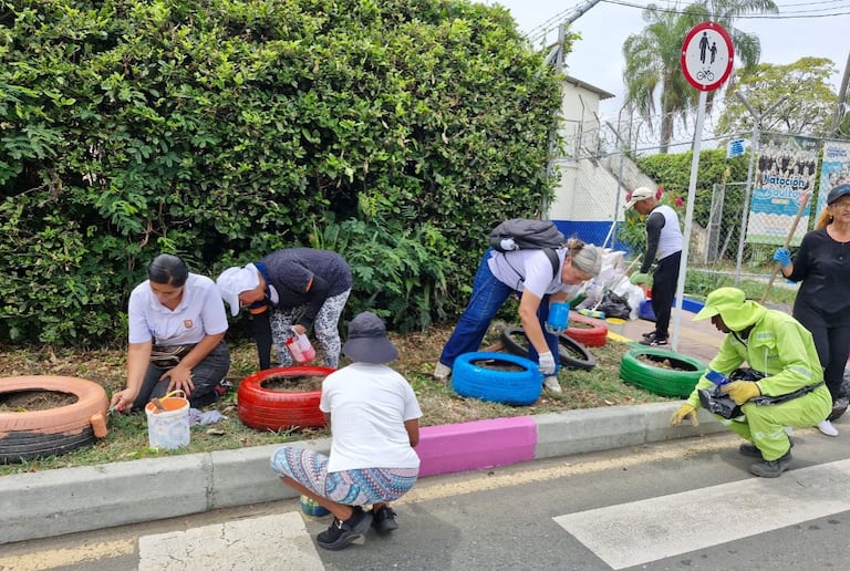 Las labores de pintura y adecuación devolvieron una nueva imagen al acceso de la Unidad Recreativa San Luis, fortaleciendo el sentido de pertenencia de la comunidad.