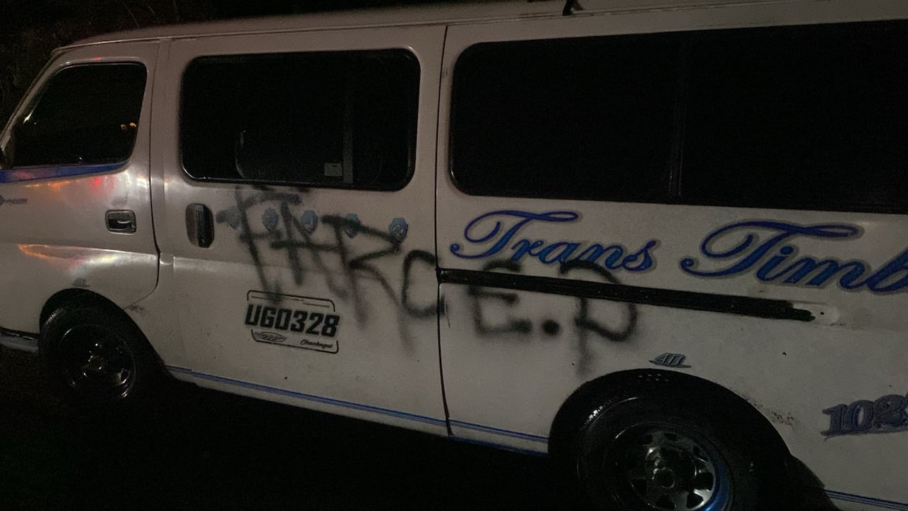 Los disidentes de las Farc ejecutaron un retén ilegal en el sector Los Robles de la vía Popayán-Pasto, donde pintaron grafitis alusivos a este grupo guerrillero sobre la carrocería de vehículos de servicio público.