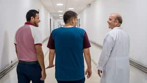 A la izquierda, Jaime Arley González, coordinador del Programa de Prevención de la Violencia del HUV; a la derecha el doctor Adolfo González Hadad, fundador de la iniciativa.