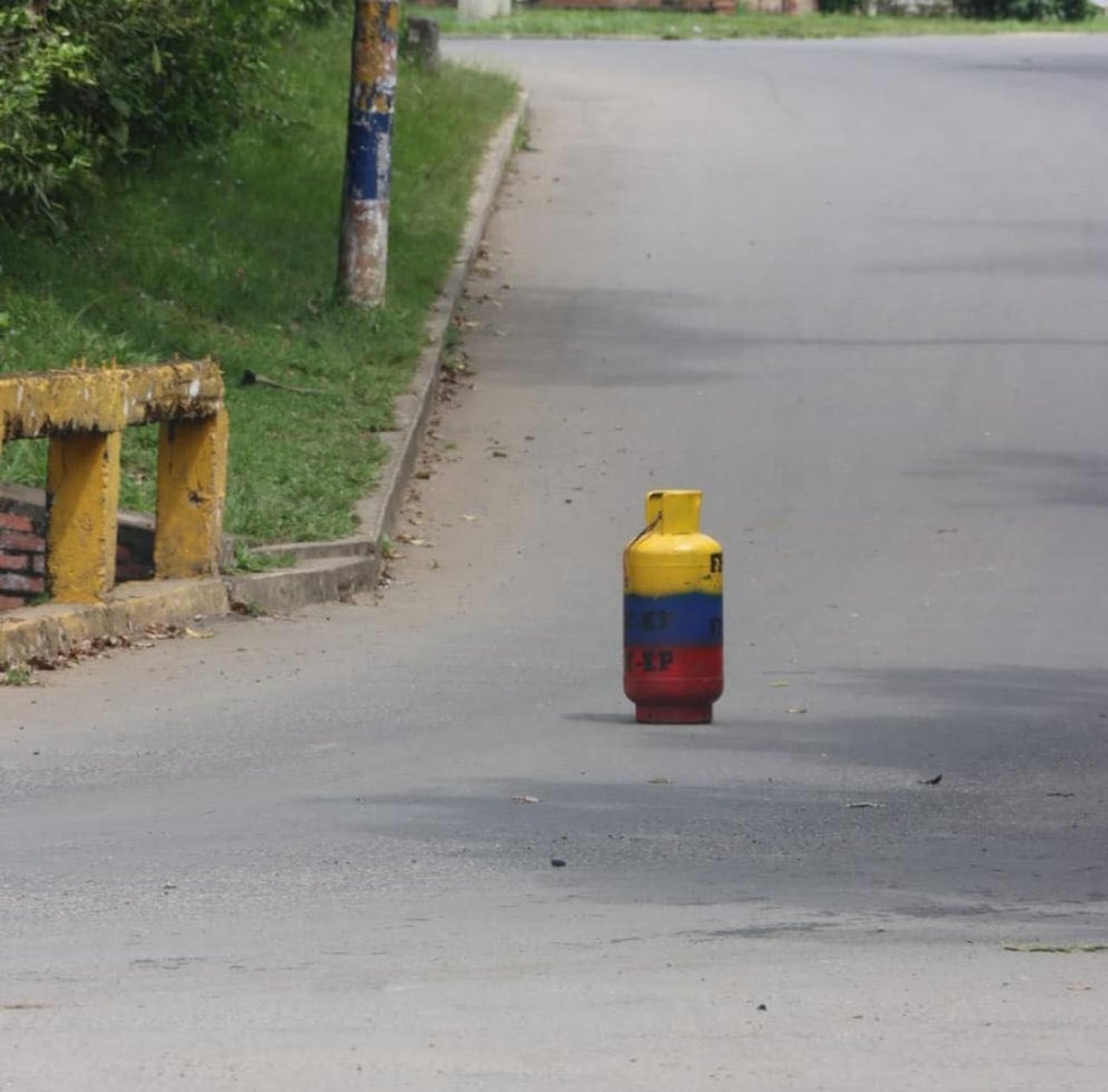 Los alzados en armas ejecutaron estos hechos después de la activación de varios explosivos en la vía que comunica Caloto con Villa Rica.