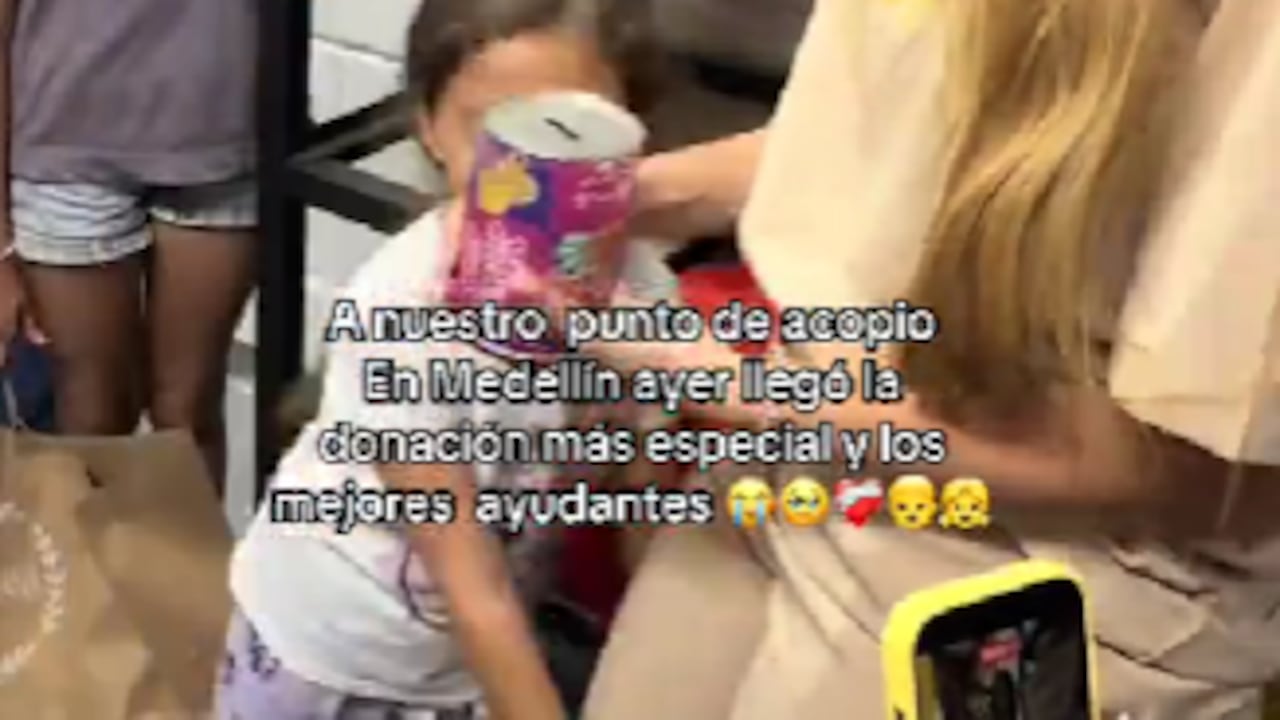 Este fue el momento en el que la menor entregó sus ahorros al equipo de voluntarios.