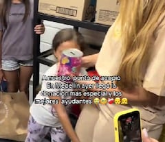 Este fue el momento en el que la menor entregó sus ahorros al equipo de voluntarios.