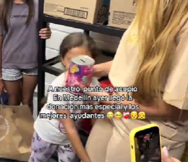 Este fue el momento en el que la menor entregó sus ahorros al equipo de voluntarios.