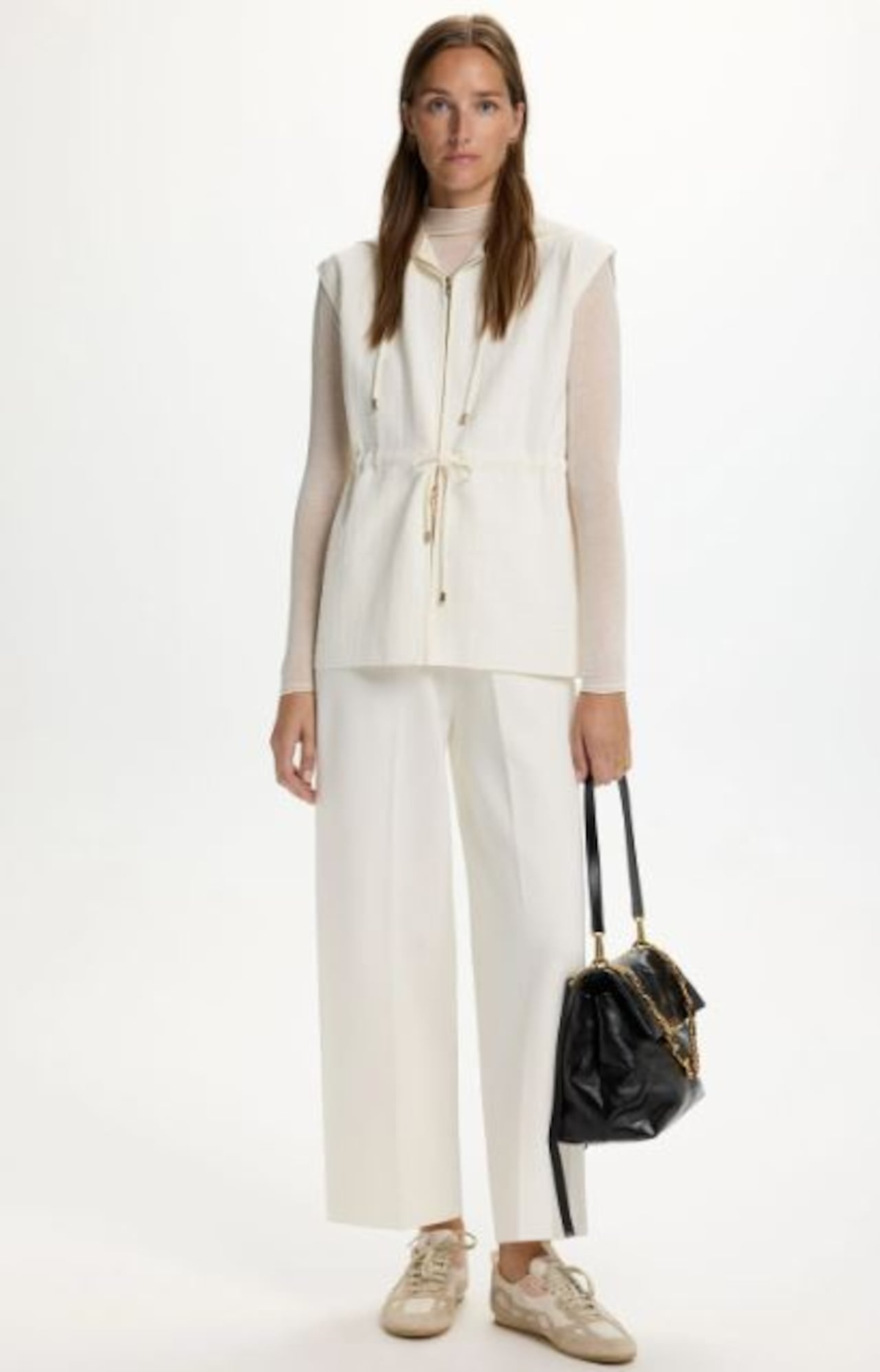 El color, los accesorios y la manera de combinarlos dejan de ser decisiones impulsivas para convertirse en expresiones de criterio, confirmando una tendencia que prioriza el equilibrio, la permanencia y el valor real de cada pieza dentro del guardarropa.