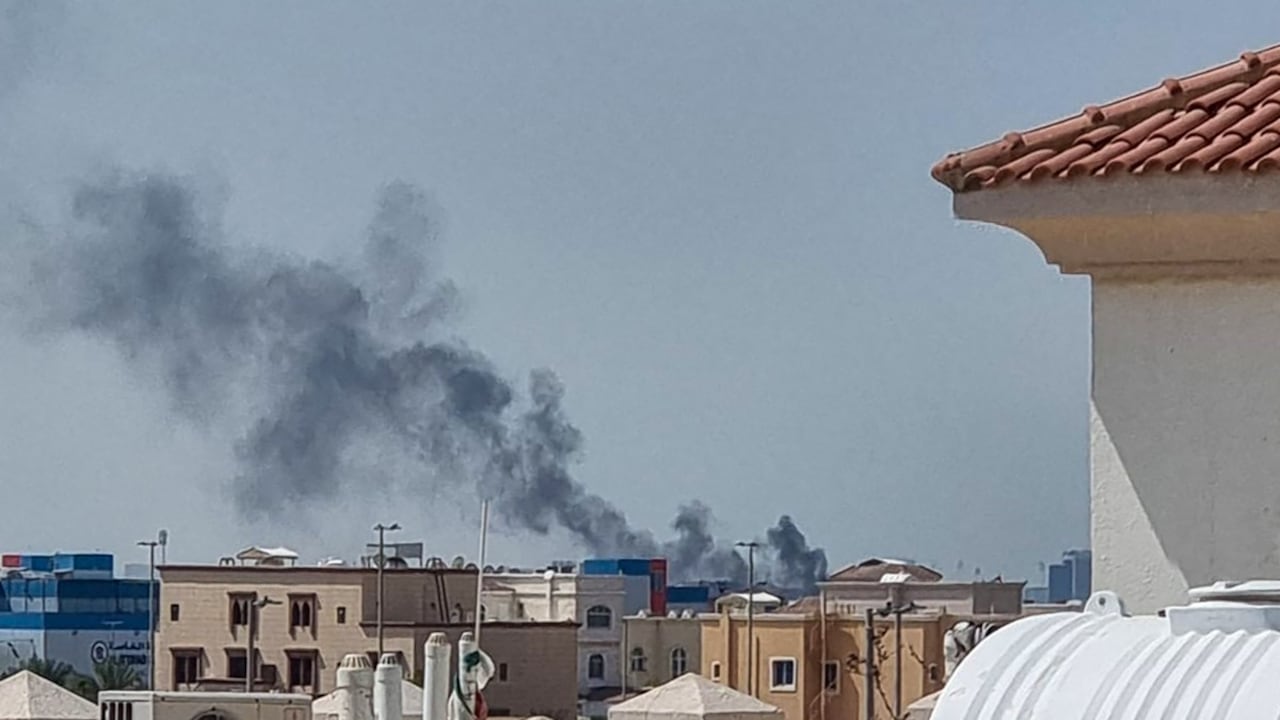 Una columna de humo se eleva sobre Abu Dabi desde el lugar del ataque con misiles iraníes el 28 de febrero de 2026.