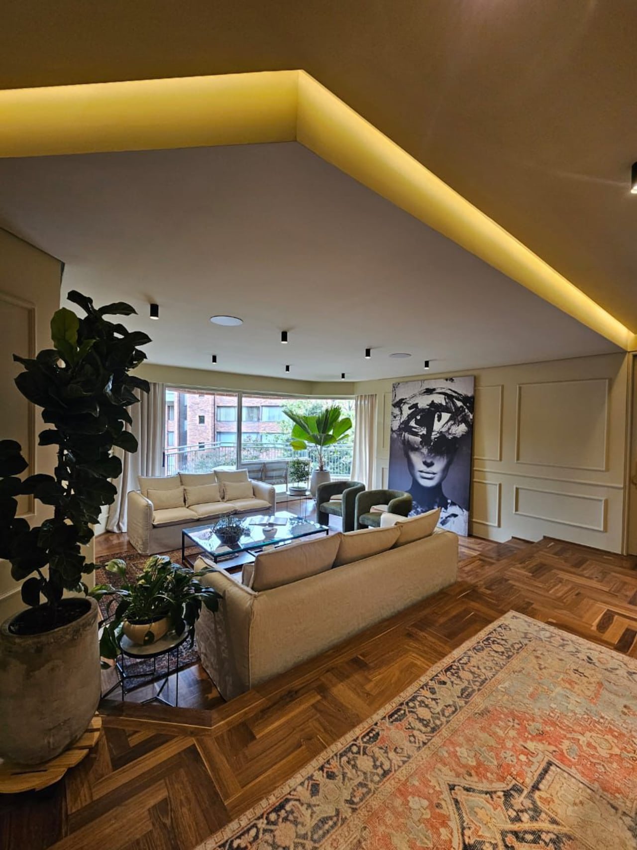 Se recomiendan para el interior plantas como: Potos, Sansevieria (lengua de suegra) y Zamioculca, que resisten poca luz, o las elegantes como Orquídeas y Espatifilo (lirio de la paz) por sus flores; también Cactus y Suculentas para toques modernos y prácticos, y para exterior, el Bambú o la Lavanda.