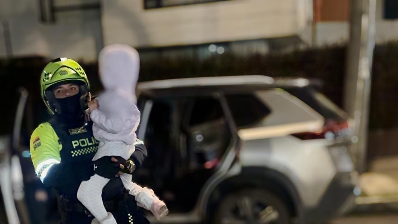 Momento en el que la menor de 7 años es rescatada por la Policía Nacional.