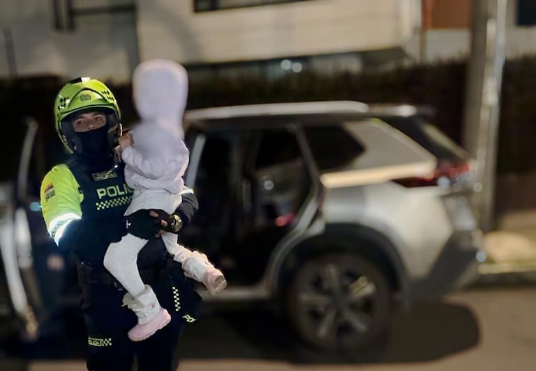 Momento en el que la menor de 7 años es rescatada por la Policía Nacional.