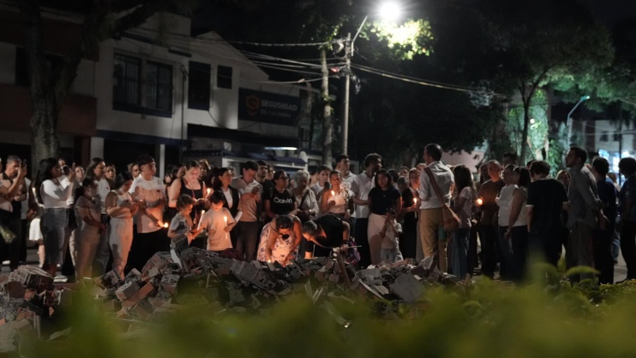Homenaje a los afectados del terremoto