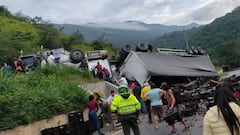 Un tractocamión se habría volcado sobre la vía.