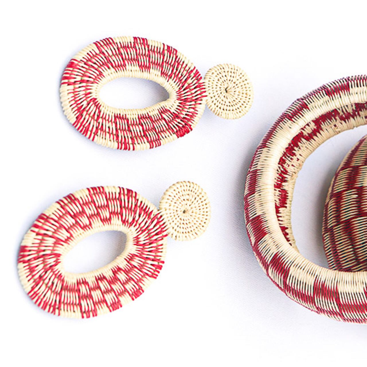 Aretes elaborados en palma de iraka
Foto: Almas Artesanas