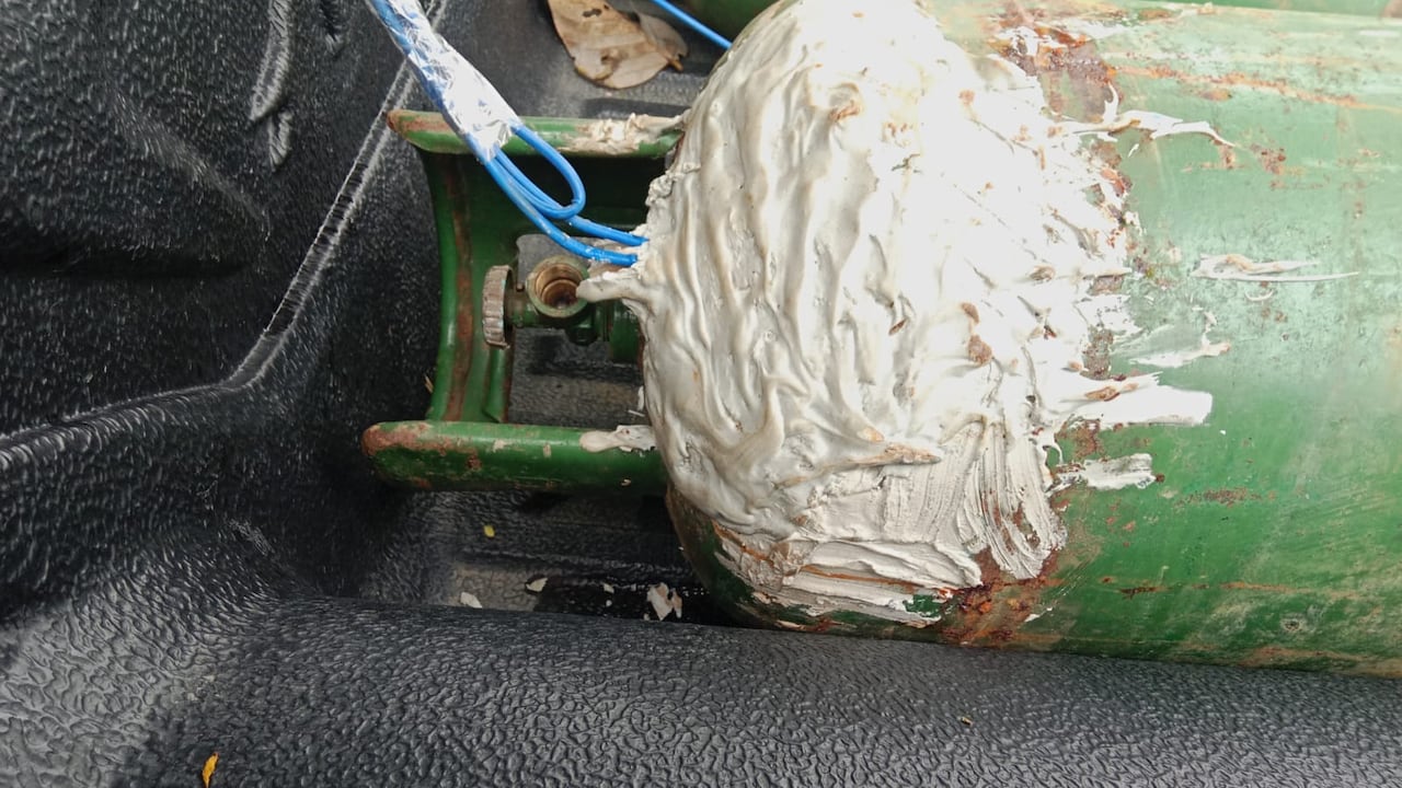 De esta manera fueron conectados los cilindros al momento del ataque, la reacción de un policía ayudó a frustrar este ataque a la estación sur.