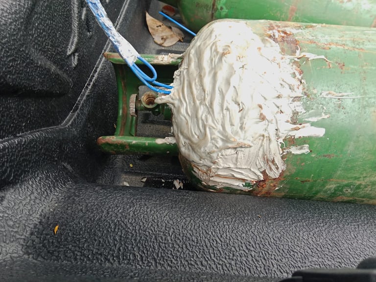 De esta manera fueron conectados los cilindros al momento del ataque, la reacción de un policía ayudó a frustrar este ataque a la estación sur.