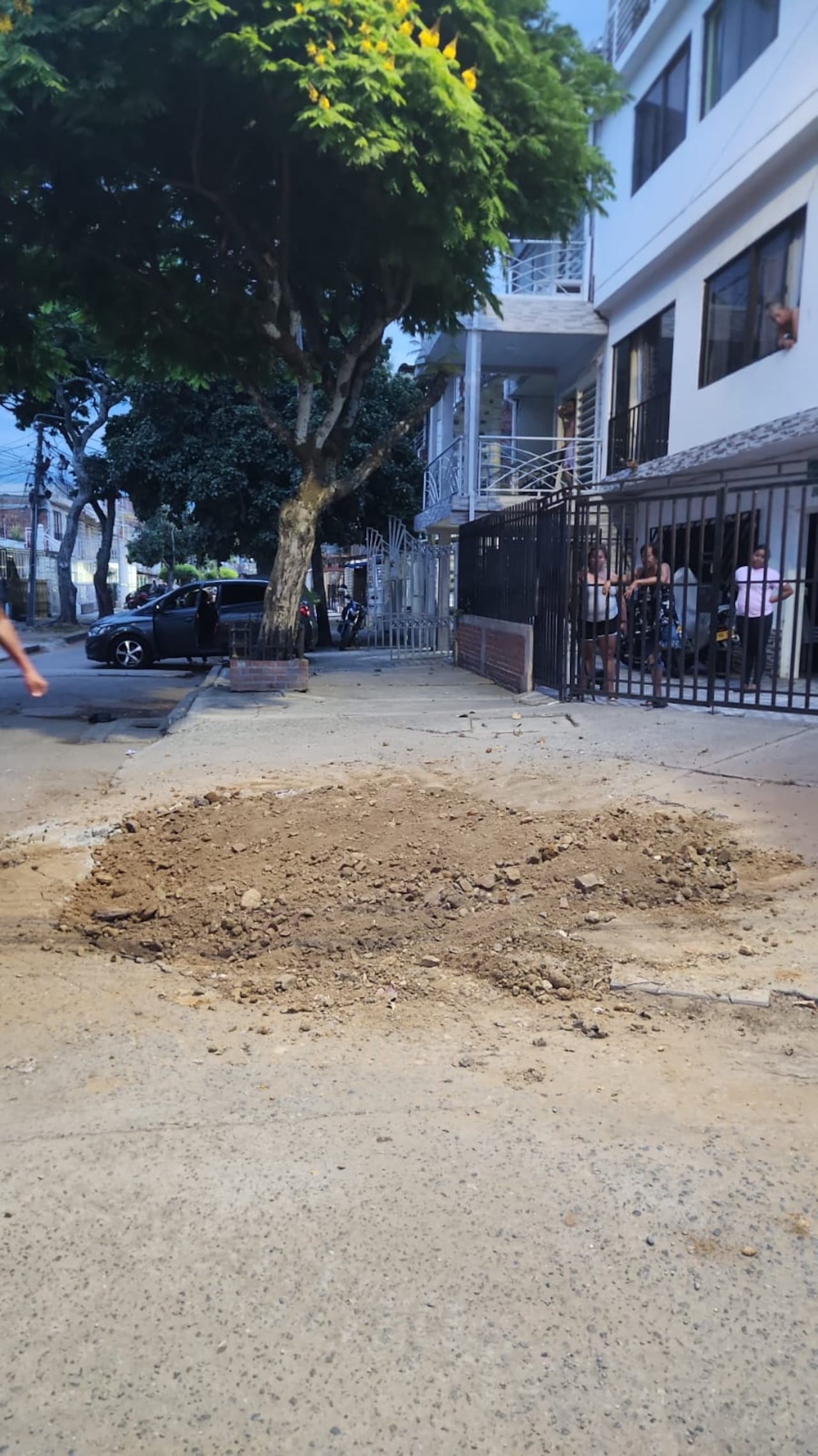 Durante la noche del 9 de septiembre se iniciaron las labores para sellar el hueco reportado por los habitantes del barrio El Trébol.