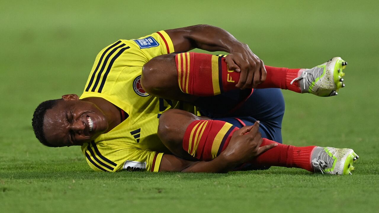 Colombia's defender Yerry Mina grimaces in pain during the 2026 FIFA World Cup South American qualifiers football match between Colombia and Venezuela at the Roberto Melendez Metropolitan stadium in Barranquilla, Colombia, on September 7, 2023. (Photo by JUAN BARRETO / AFP)