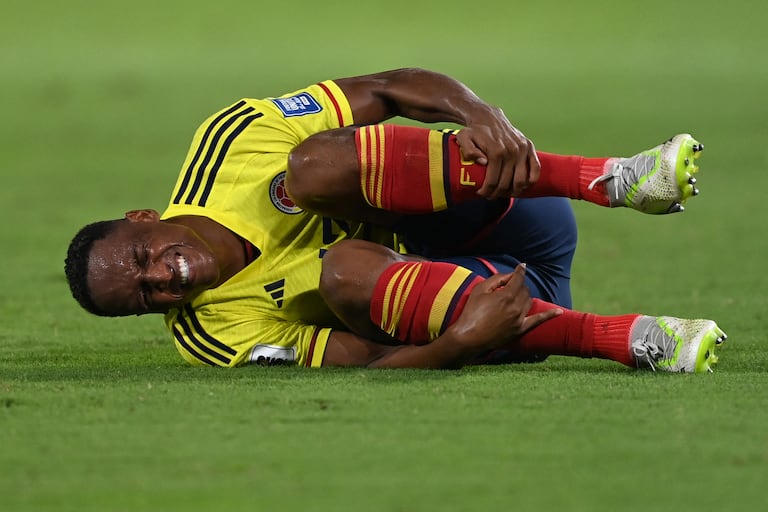 Colombia's defender Yerry Mina grimaces in pain during the 2026 FIFA World Cup South American qualifiers football match between Colombia and Venezuela at the Roberto Melendez Metropolitan stadium in Barranquilla, Colombia, on September 7, 2023. (Photo by JUAN BARRETO / AFP)
