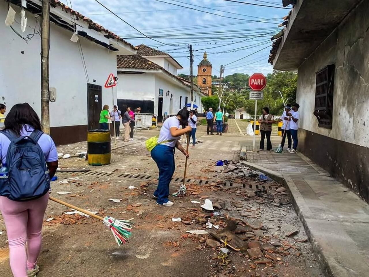 Jornada de limpieza en Caloto tras ataque con motobomba