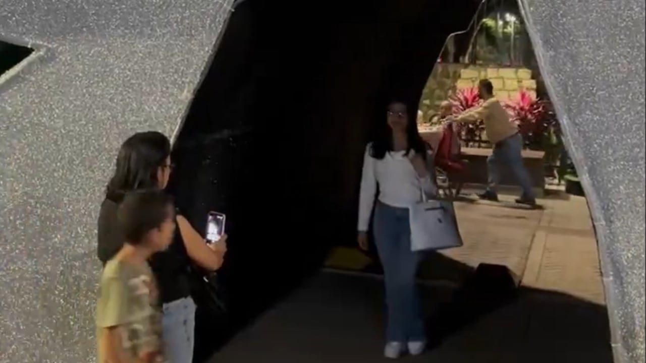 Turistas tomándose fotos con el alumbrado apagado.