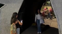 Turistas tomándose fotos con el alumbrado apagado.