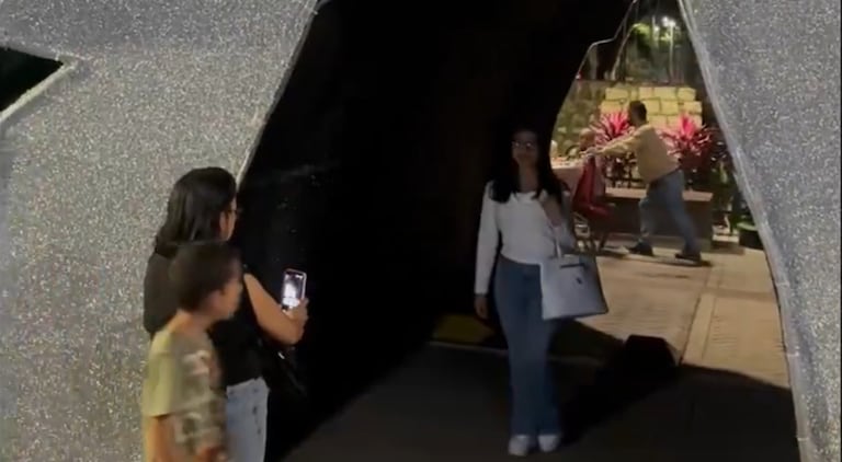 Turistas tomándose fotos con el alumbrado apagado.