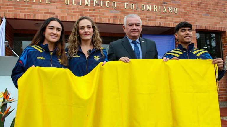 De derecha a izquierda: Ángel Gabriel Barajas Vivas, gimnasta; Ciro Solano Hurtado, presidente del COC; Juliana Gutiérrez Zuluaga, ministra del Deporte; María José Bohórquez Fonseca, golfista.